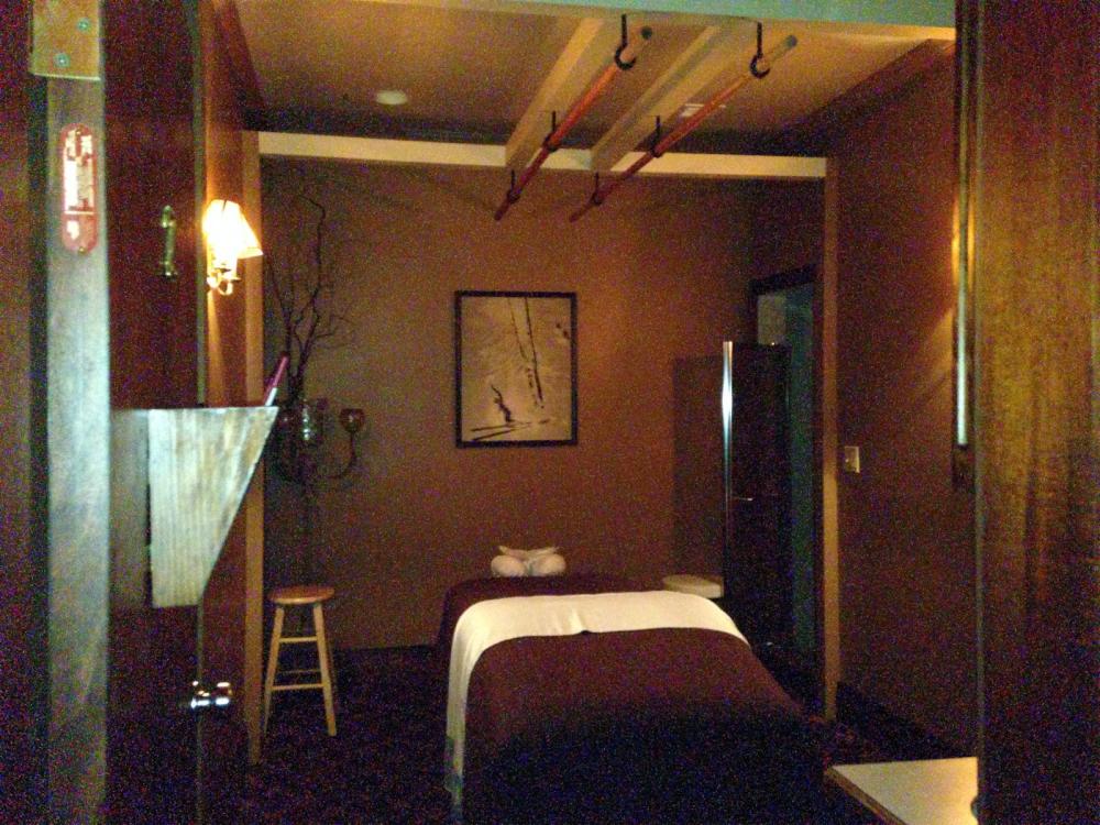 Ok, so check out the bars on the ceiling! You may have guessed, this is the room where the Ashiatsu Oriental Bar Therapy takes place. I'd go into more detail on the process, but it's still on my to-try list! Ok, so check out the bars on the ceiling! You may have guessed, this is the room where the Ashiatsu Oriental Bar Therapy takes place. I'd go into more detail on the process, but it's still on my to-try list!