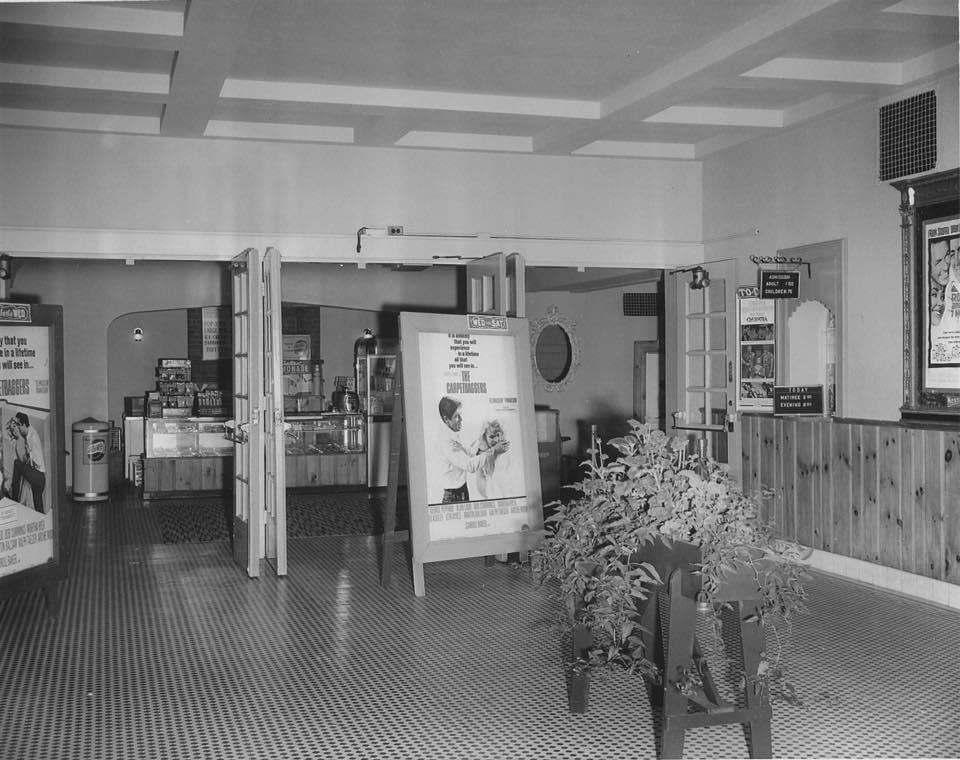 Current or old picture of the lobby? Old, but not much has changed!