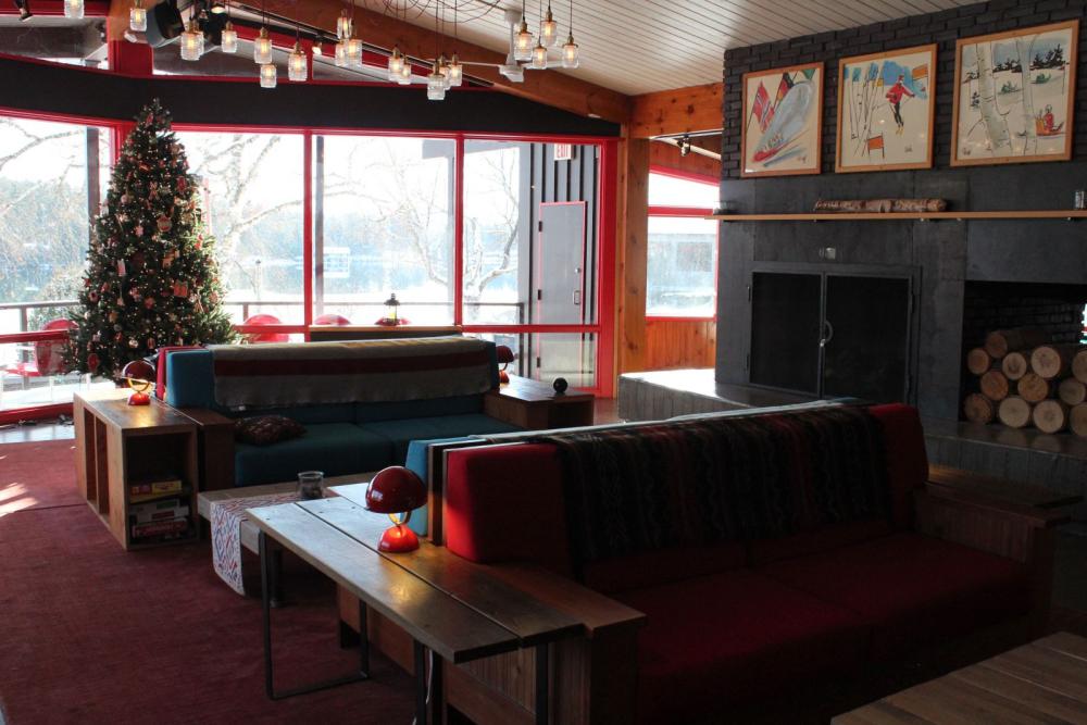 It reminds me of my living room, but with a better view. It reminds me of my living room, but with a better view.