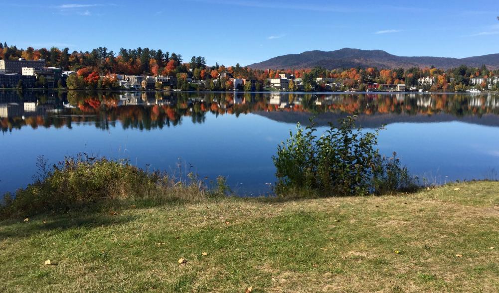 Autumn colors along Mirror Lake