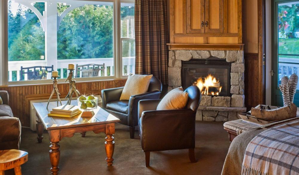 A luxurious suite at the Mirror Lake Inn.