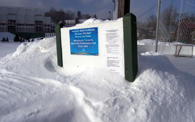 A sign for a hockey bpox